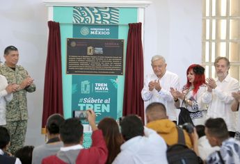 López Obrador develó la placa por la inauguración del Tren Maya. | Ariel Ojeda