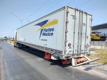 La plataforma rodante en la que se apoyaba la caja se desprendió sobre la autopista. | Agustín Martínez
