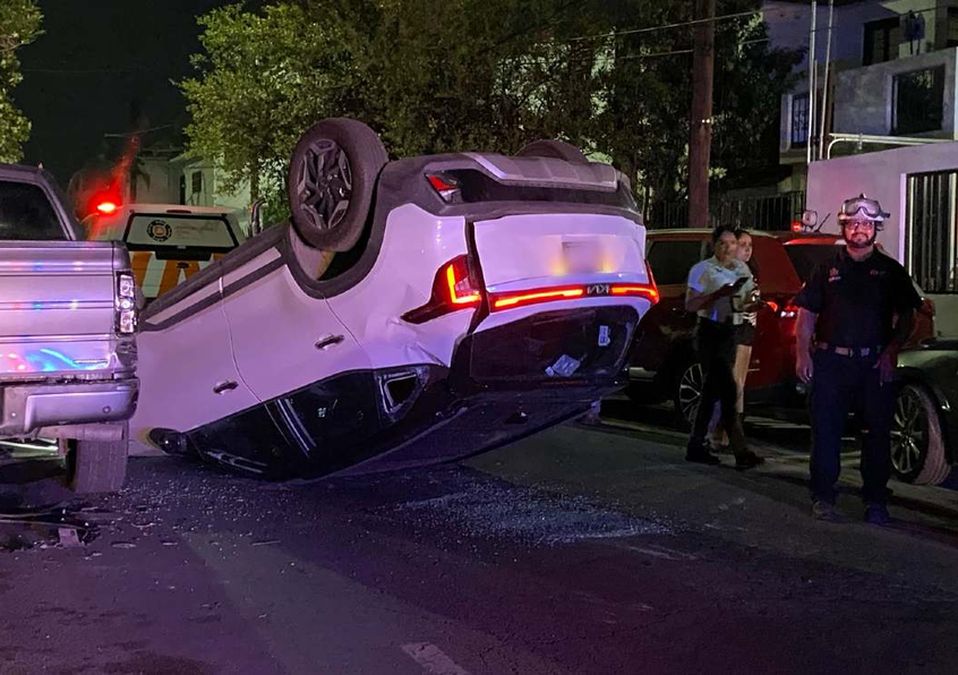 El conductor salió por su propio pie pese a que el auto quedó destruido. | Miranda Arias