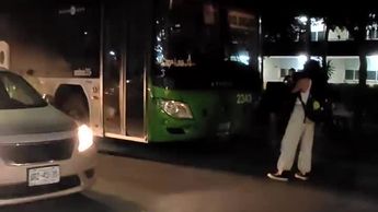 Chofer se niega a subir a estudiante de la UANL y ella se planta frente a la unidad | VIDEO