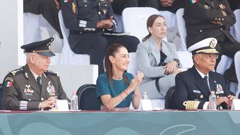 Autoridades estatales y federales atestiguan el paso de los contingentes escolares y militares en el Desfile 5 de Mayo | Es Imagen