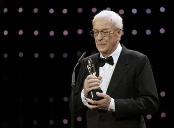 Michael Caine con uno de sus premios Oscar. | Reuters
