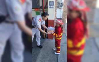 Mateo convivió unos minutos con los bomberos de Guadalajara / Usi Toledo