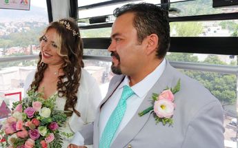 Pareja contrae matrimonio en el Mexicable