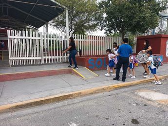 Madres de familia y alumnos llegan a la Escuela Primaria Solidaridad Aztlán con ventilador en mano. | Erik Solheim Rocha