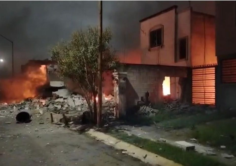 Explosiones por posible pirotecnia originaron un incendio en una casa de la colonia Los Olmos.| Especial