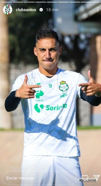 Javier Correa posando con el número nueve en la pretemporada santista