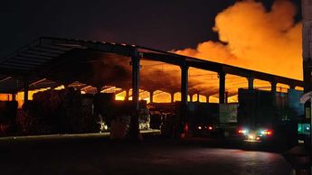 Voraz incendio consume recicladora y flota de autobuses en el ejido La Unión de Torreón | FOTO: Especial
