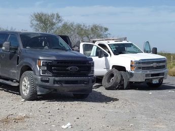 Dos de las tres camionetas aseguradas por las autoridades en los límites de Nuevo León con Tamaulipas. | Agustín Martínez