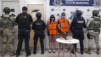 También se aseguraron unos candados de manos, dos teléfonos celulares, mil 490 pesos en efectivo y el propio vehículo en San Nicolás. | Especial