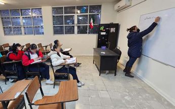 Alumnos de la Secundaria Número 10 en el Centro de Monterrey tomaron clases pese al frío congelante. | Fabricio Gallegos