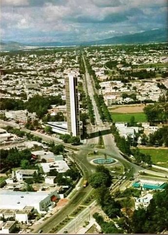 Avenida López Mateos con pocos edificios. | Imagen: Sucedió en Guadalajara vía Facebook.