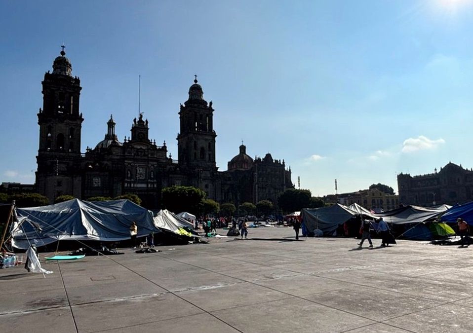 Los maestros retiraron sus campamentos de la plancha del Zócalo | David Rodríguez
