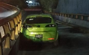 Auto vuelca en la entrada del AICM | Enrique Luna