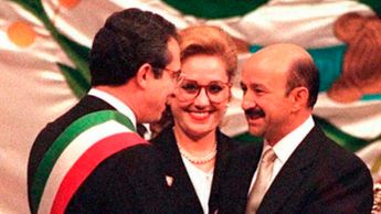 Ernesto Zedillo (izq.) durante su toma de protesta como presidente de México junto a Carlos Salinas de Gortari. | Archivo