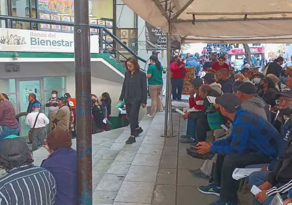 Fallas en cajeros del Banco del Bienestar siguen provocando largas filas en Monterrey