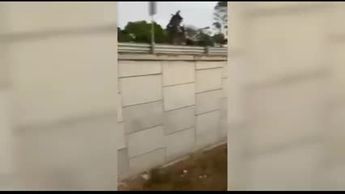 Peatón se salva de ser aplastado por camioneta que cae de Periférico Ecológico