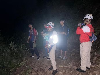 Los bomberos trabajaron para poner a los jóvenes a salvo. | Protección Civil y Bomberos de Guadalajara