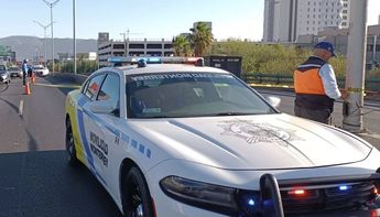 El cuerpo de una persona fue hallado sobre el puente ubicado en el cruce de avenida Gonzalitos y Madero en Monterrey. | Erik Solheim Rocha