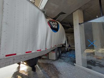 La caja y la cabina del tráiler quedaron gravemente dañadas. | Agustín Martínez