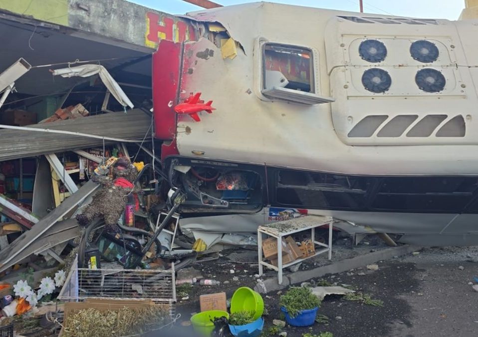 Protección Civil atendió choque de tráiler contra un mercado en Monterrey; no se reportan lesionados hasta el momento.| Especial