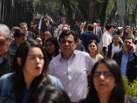 En cuanto suena la alerta sísmica, la ciudadanía sale de los edificios | Cuartoscuro