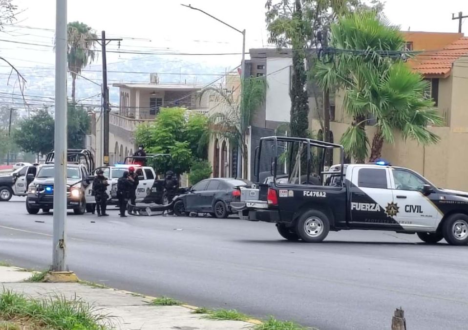 Los tripulantes del automóvil sospechoso fueron sometidos por elementos de Fuerza Civil al norponiente de Monterrey. | Agustín Martínez