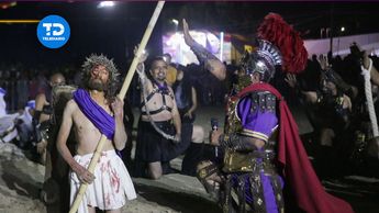 La representación de la Pasión de Cristo en la junta auxiliar Ignacio Romero Vargas reúne a cientos de participantes / Es Imagen