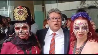 Ricardo Monreal canta junto a catrinas