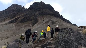 Elementos de Protección Civil de Jalisco durante el operativo de localización de paseantes extraviados en el Nevado de Colima | Foto: Protección Civil