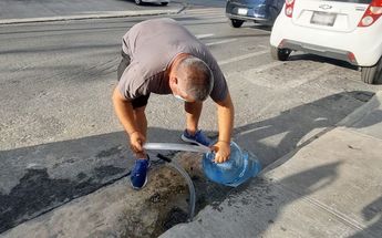 Aprovechan fuga de agua para llenar recipientes en Monterrey /Leyda Estrada