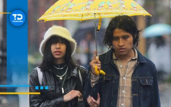 Pareja de jóvenes protegiéndose de la lluvia en Puebla / Agencia Es Imagen