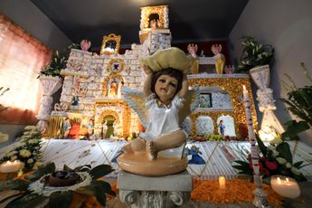 Un camino de cempasúchil guía a los difuntos hasta el altar en Huaquchula / Es Imagen