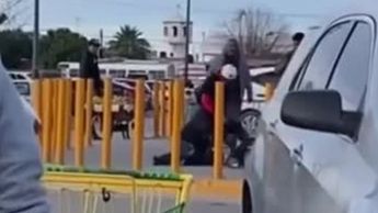 San Pedro, Coahuila: Captan a sujeto golpeando a joven en tienda