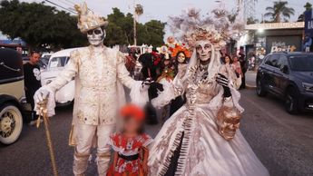 El ambiente familiar del desfile de Día de Muertos estuvo presente en todo momento. | Sebastián Cano