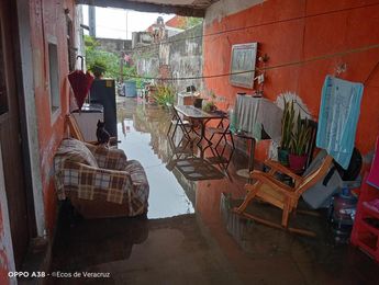 Familias de Veracruz han optado por vaciar sus hogares debido al nivel del agua por inundaciones / Isabel Zamudio