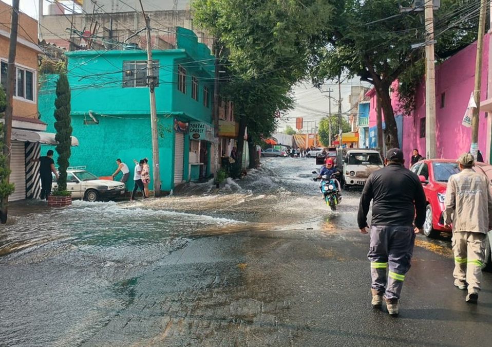Vecinos buscan resguardar sus pertenencias afectadas por el agua / Bomberos CdMx