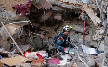 El personal de rescate ruso busca sobrevivientes y víctimas bajo los escombros de un edificio derrumbado en la ciudad de Jableh, en la provincia noroc