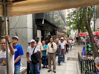 Decenas de adultos mayores hacen fila afuera del Banco del Bienestar. | Pamela Villanueva