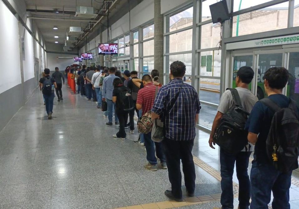 Usuarios de la Ecovía realizan largas filas para abordar el transporte. | Fabricio Gallegos