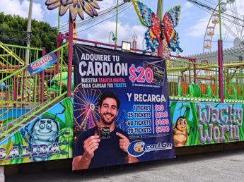 La tarjeta 'Cardlon' se recarga con dinero en efectivo y permite acceder a todos los juegos mecánicos de la Feria de Puebla / Nancy Camacho