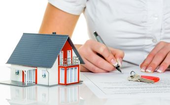 Persona revisa sus puntos Infonavit/ Archivo