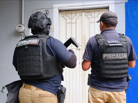 Elementos de la Fiscalía de Jalisco mantienen resguardo de una finca.