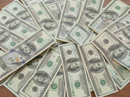 El precio del dólar sigue siendo repercutido por temas geopolíticos. | Magnific