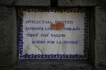 Placa en deterioro en el corredor de poblanos destacados | Andrés Lobato