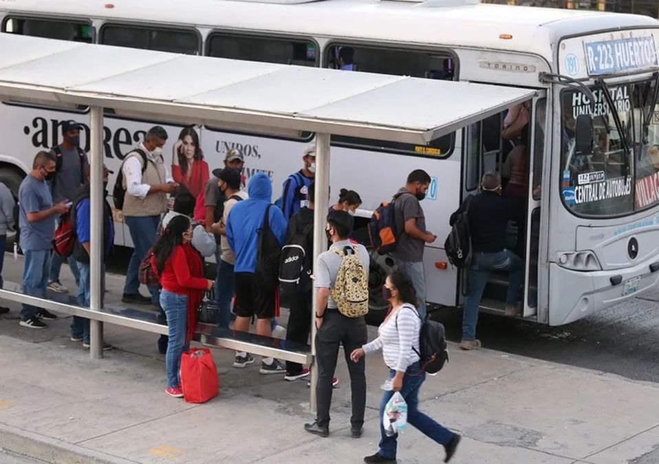 En NL, usuarios se adaptan poco a poco a uso de cubrebocas en transporte público
