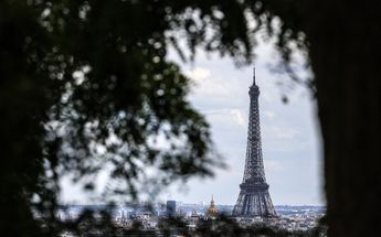 Una fotografía muestra la torre Eiffel de París, vista desde Nanterre, en las afueras de París / AFP