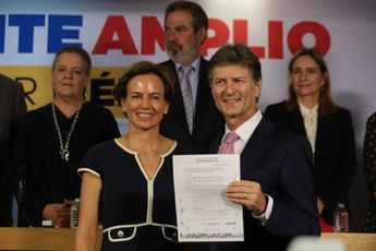 Enrique de la Madrid durante su registro como aspirante en compañía de su esposa Isabel Prieto. | Jesús Quintanar
