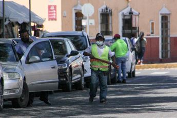 Los franeleros son los encargados de lucrar con la vía pública en Puebla / Agencia Es Imagen