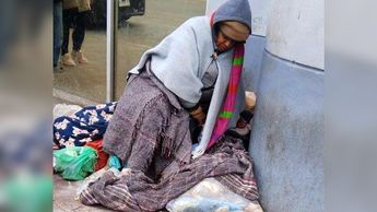 La mujer se encuentra afuera de la clínica 17 del IMSS. | Especial